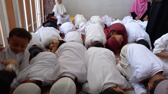 **”Sholat Dhuha: Fondasi Spiritual Anak-anak di PAUD Al Azhaar Tulungagung”**