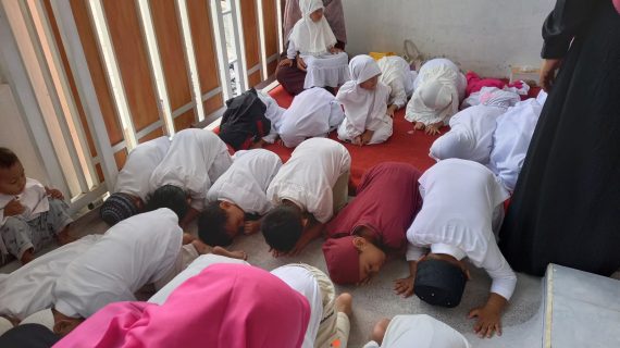 **”Sholat Dhuha di Era Digital: Membentuk Karakter Anak-Anak Zaman Now di PAUD Al Azhaar Tulungagung”**