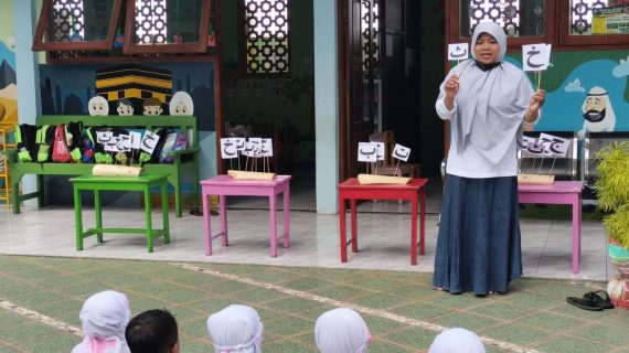 “Semarak Lomba Berlari Mengambil Kartu Huruf Hijaiyah: Memupuk Semangat Belajar Anak-anak Prasekolah dengan Cara yang Menyenangkan di PAUD Al Azhaar Tulungagung”