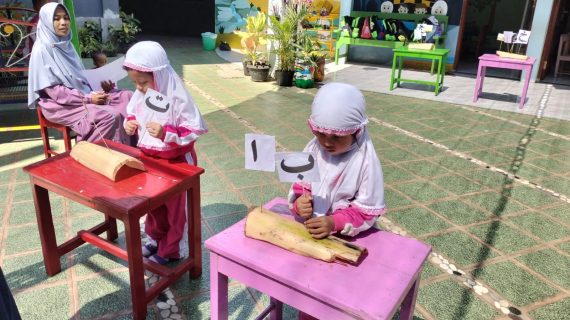 ** “Kurikulum Merdeka: Membangun Generasi Mandiri dan Kreatif dalam Transformasi Pendidikan Indonesia”**