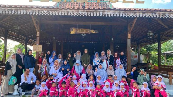 ANAK ANAK PAUD AL AZHAAR TULUNGAGUNG MEMBUAT JENANG TRADISIONAL PAK LASIMUN