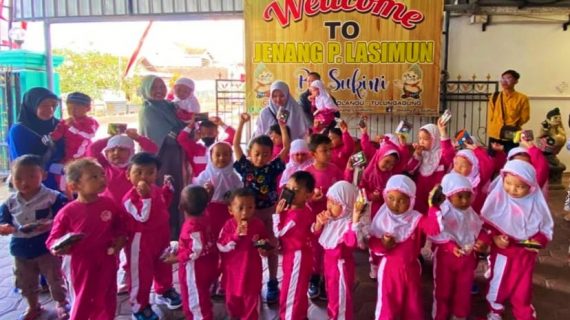 ANAK-ANAK PAUD AL AZHAAR TULUNGAGUNG BELAJAR MEMBUAT JENANG TRADISIONAL