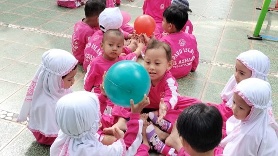 “Kegiatan Fisik Motorik: Membangun Kerjasama dan Kreativitas di PAUD AL AZHAAR TULUNGAGUNG”