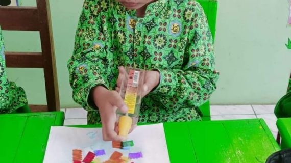“Batik Kontemporer: Anak-anak Hebat Sholih Paud AL Azhaar Tulungagung Menciptakan Karya Seni Tekstil yang Penuh Inovasi”