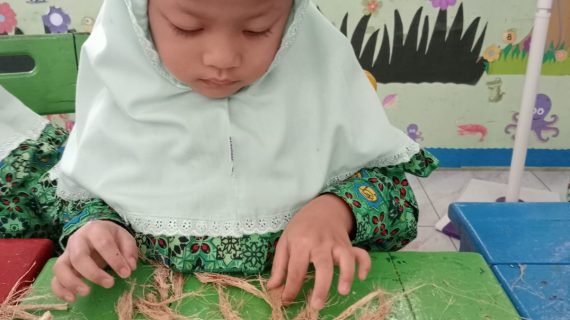 “PAUD Al Azhaar Tulungagung: Membuat Kreasi Hewan Singa dari Sabut Kelapa sebagai Bentuk Kreativitas Anak-anak Cerdas”