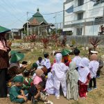 “Kesaksian Doa Anak-Anak Hebat PAUD Al Azhaar Tulungagung: Memperingati Hari Pahlawan dengan Khidmat di Makam Desa Ringinpitu”