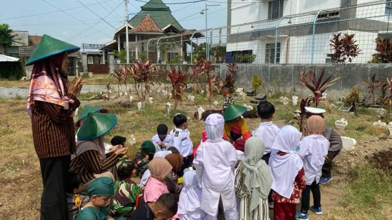 “Kesaksian Doa Anak-Anak Hebat PAUD Al Azhaar Tulungagung: Memperingati Hari Pahlawan dengan Khidmat di Makam Desa Ringinpitu”