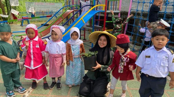 “Kegembiraan dan Pembelajaran: Anak-anak PAUD Al Azhaar Tulungagung Menanam Strawberry Bersama Mama Arik Zahrotul Hidayah”