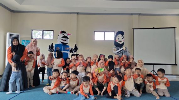 “Perjalanan Pendidikan Keselamatan Berlalu Lintas: Anak-Anak Hebat PAUD Al Azhaar Tulungagung di Dinas Perhubungan Kabupaten Tulungagung”
