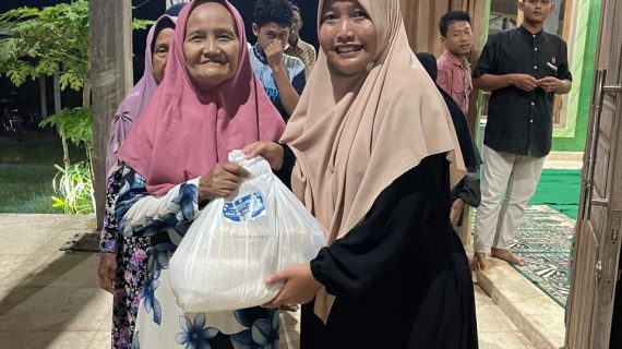 “Berbagi Kebaikan: Membangun Komunitas Solid melalui Kegiatan Berbagi ke Tetangga Sekolah”
