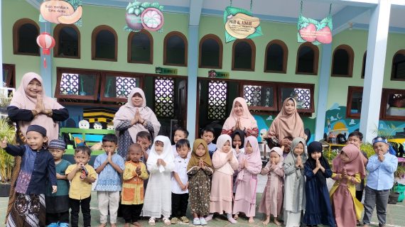 “Mempererat Tali Persaudaraan: Cerita Kebersamaan dalam Tradisi Halal Bihalal Keluarga Besar PAUD Al Azhaar”